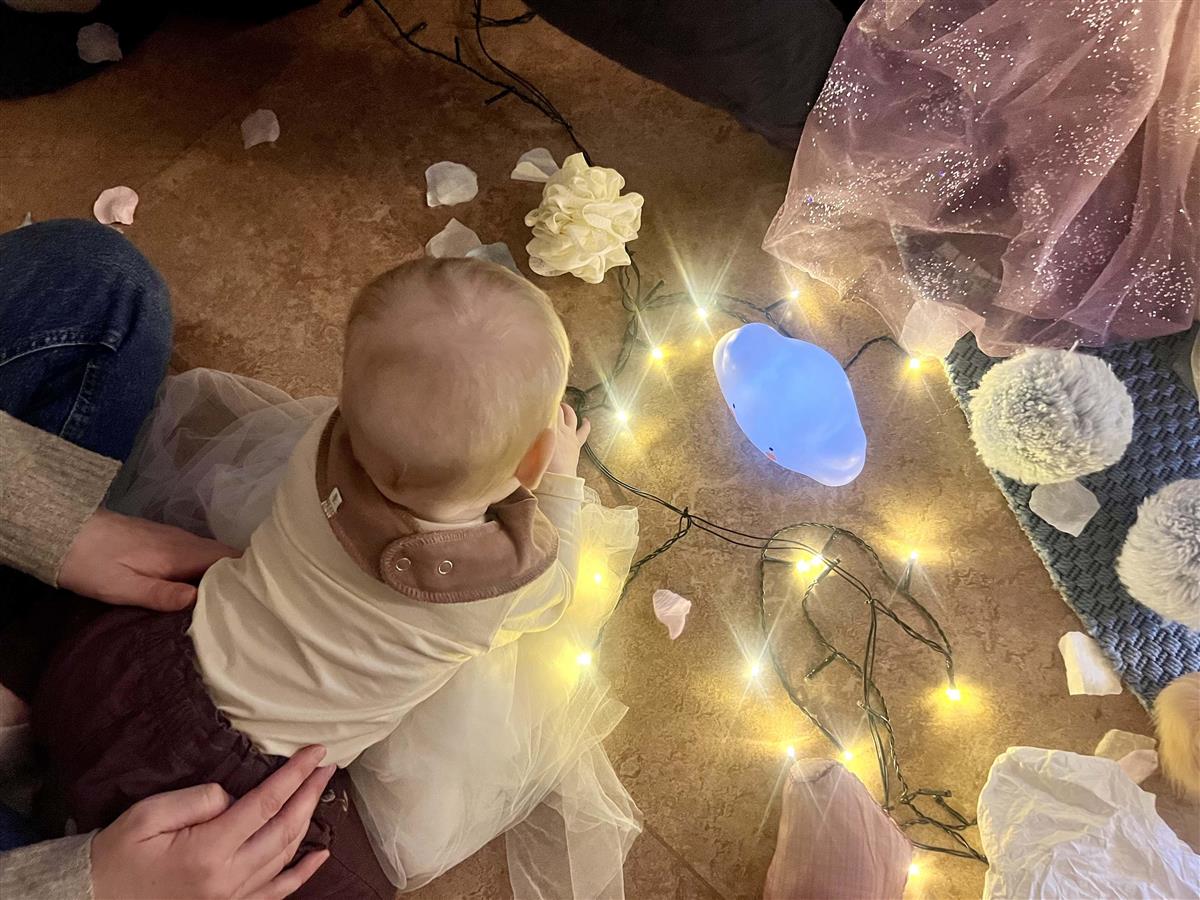 Bilde av en baby som ser på Cumulus. 